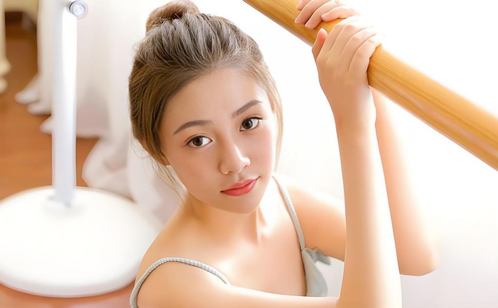 广东蓝色轿车失控撞路牙瞬间解体，司机受巨大冲击愣神，监控记录惊险一幕