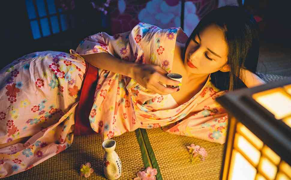 重口味视频引热议：护士制服诱惑下铁签插尿道，软胶深塞致高潮持续两天
