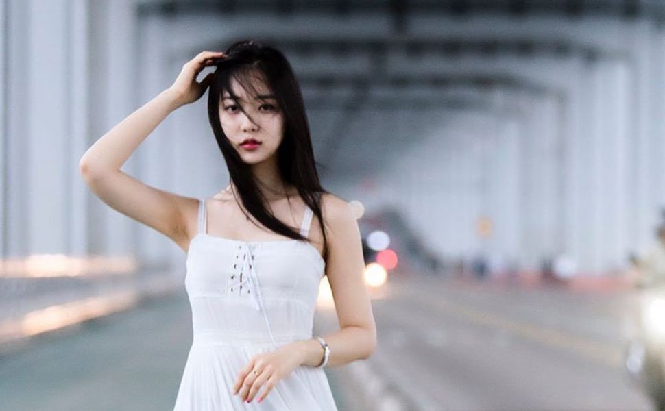 路边偶遇身材出众美女，白发大爷镇定自若当众“解决”，网友：这才是真高人
