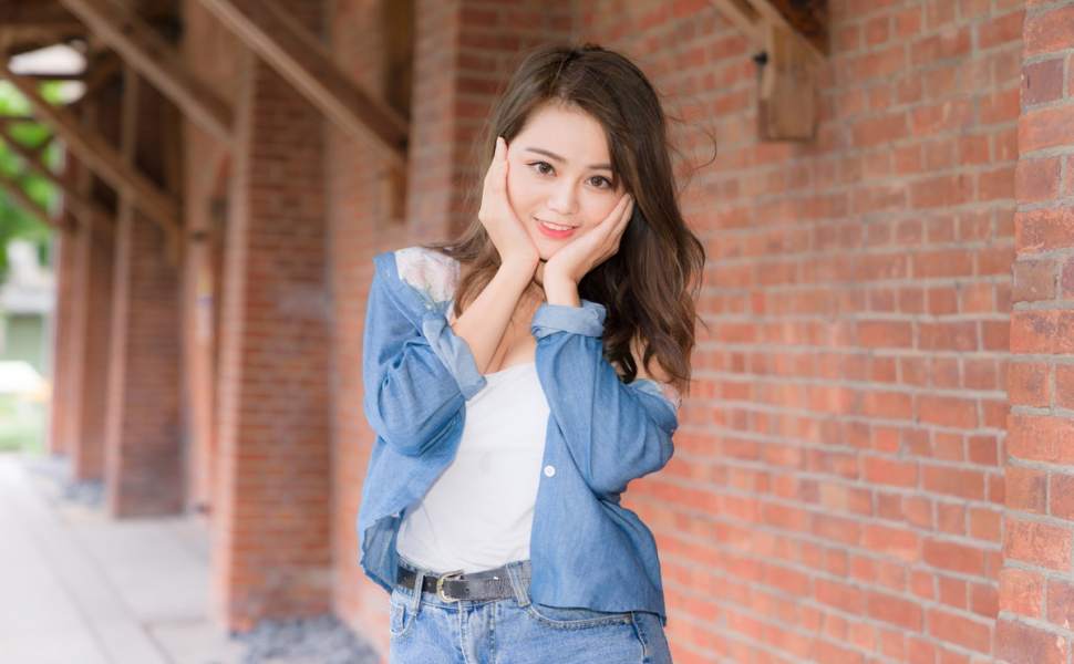 合租奇缘：美女健身被室友偶遇，大方互动上演激情时刻