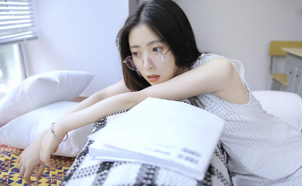 上海人妻李丹被曝趁家中无人邀约私会，偏爱特定姿势与户外行为引热议
